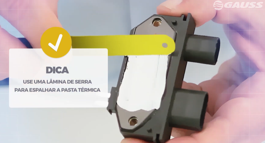 Aplicação de pasta térmica no módulo HEI para dissipação de calor