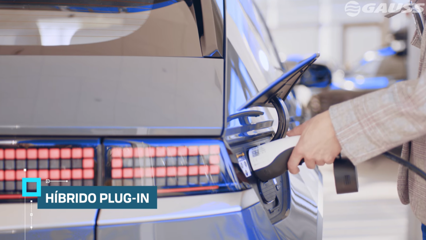 Carro hibrido plug-in sendo carregado
