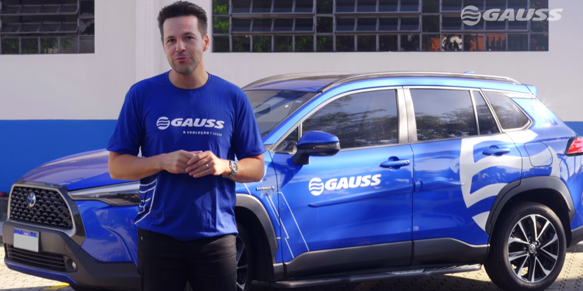 Gerson Campos com o carro hibrido flex